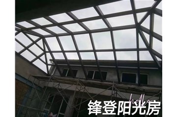 鋒登陽光房公司簡(jiǎn)述，鋼結(jié)構(gòu)陽光房在安裝時(shí)需要注意哪幾點(diǎn)？