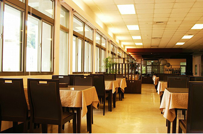 新式餐廳鋁包木門(mén)窗